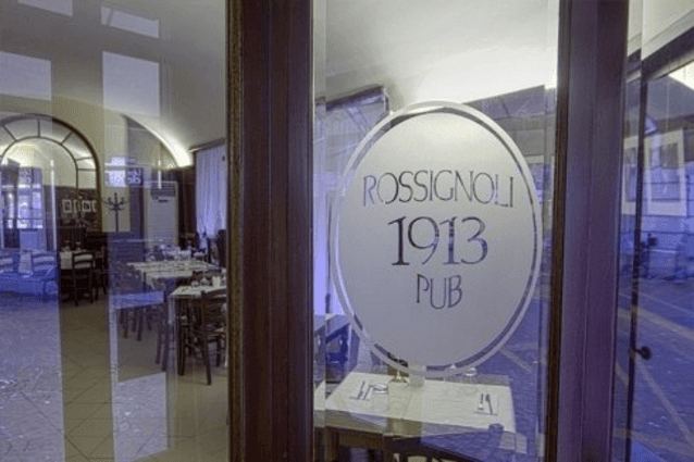 La porta a vetri del Rossignoli 1913 Pub