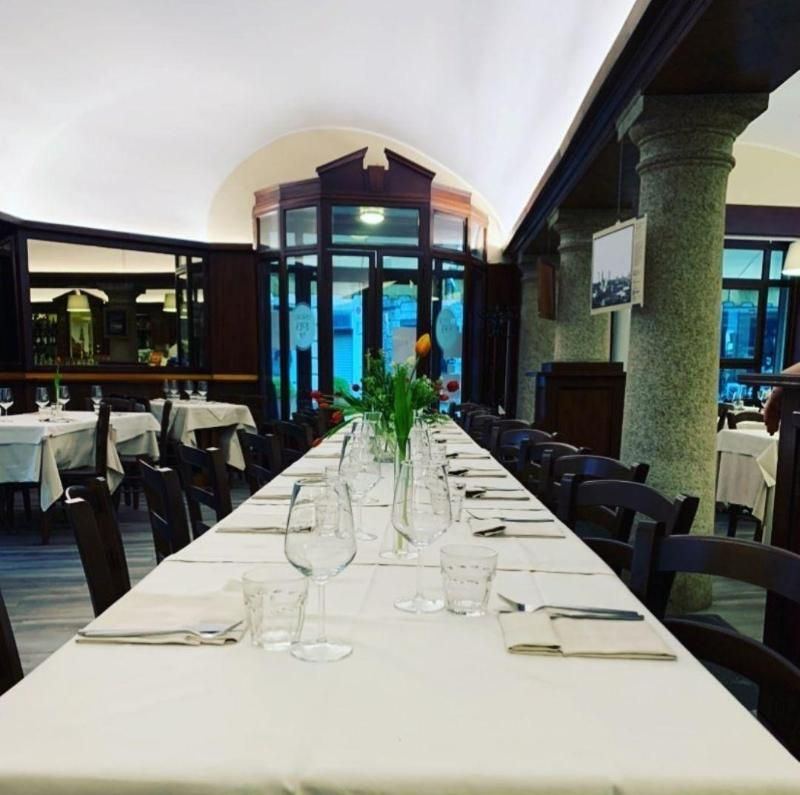 La sala sotto le volte, apparecchiata per una tavolata