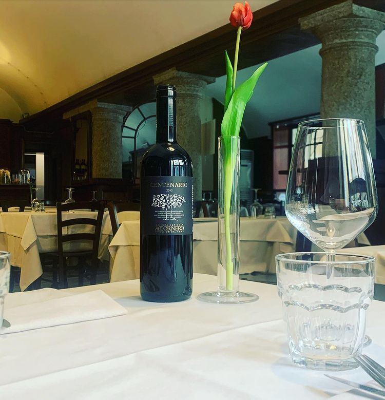 Un tavolo con una bottiglia di vino del Monferrato